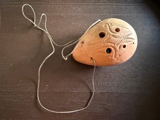 Ocarina de arcilla con cara y cuerda