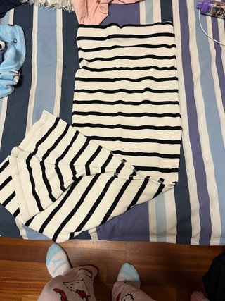 Falda larga de rayas blancas y negras