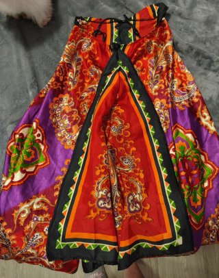 Vestido largo estampado multicolor tipo pañuelo.