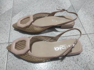 Sandalias Beige Malla con Hebilla Octogonal