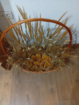 Cesta mimbre con flores secas y asa