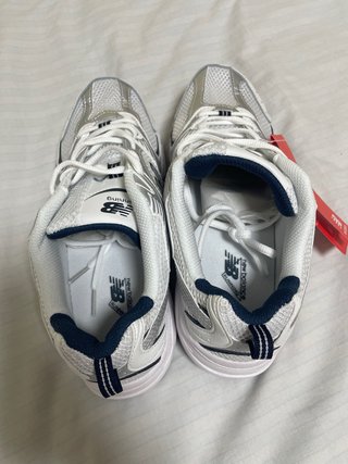 Zapatillas New Balance Plata y Blanco