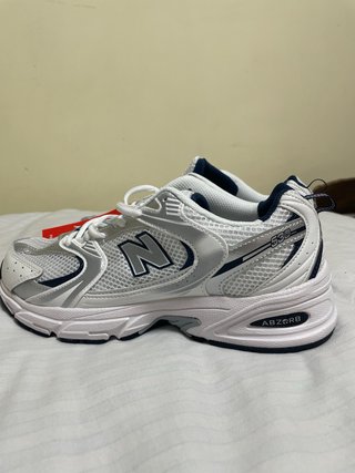 Zapatillas New Balance Plata y Blanco