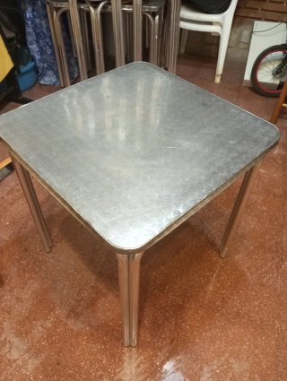 Mesa de terraza metálica