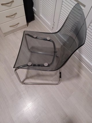 Silla de diseño transparente y metal