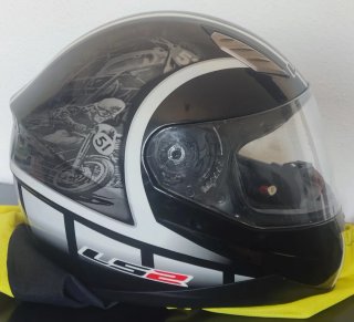 Casco de moto LS2 con diseño de carreras