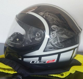 Casco de moto LS2 con diseño de carreras