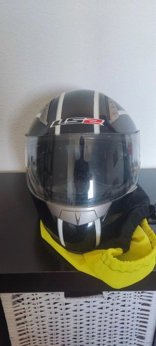 Casco de moto LS2 con diseño de carreras