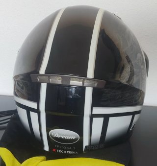 Casco de moto LS2 con diseño de carreras