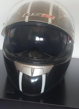 Casco de moto LS2 con diseño de carreras
