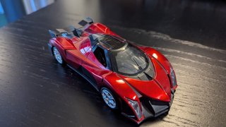 Coche de juguete deportivo rojo