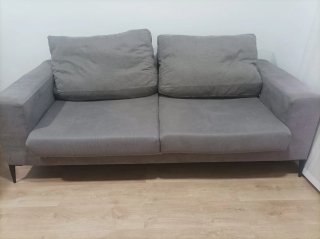 Sofá gris de tela