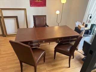 Escritorio de piel y madera