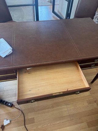 Escritorio de piel y madera