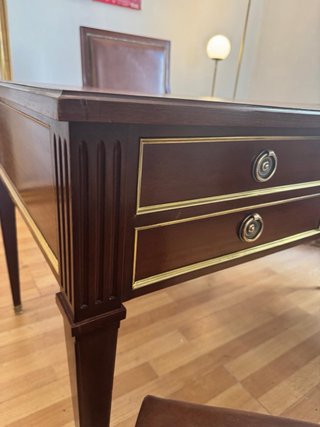 Escritorio de piel y madera