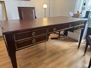 Escritorio de piel y madera