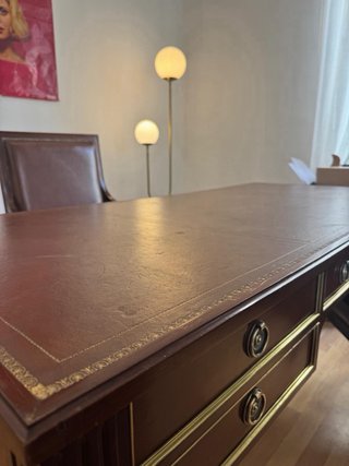 Escritorio de piel y madera