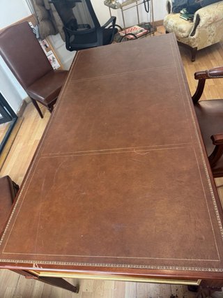 Escritorio de piel y madera