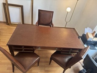 Escritorio de piel y madera