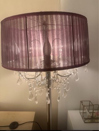 Lámpara de pie morada con cristales