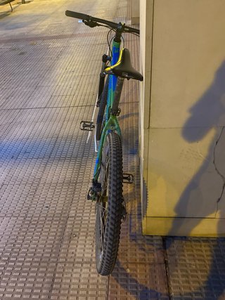 Bicicleta de montaña verde