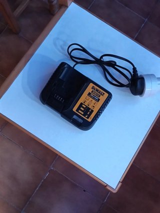 CARGADOR DEWALT DCB113