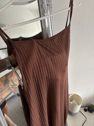 Vestido marrón de tirantes acanalado