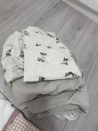 Cuna blanca. Colchón,  2 nórdicos y 5 sábanas