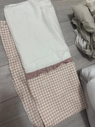 Cuna blanca. Colchón,  2 nórdicos y 5 sábanas