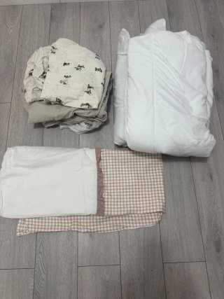 Cuna blanca. Colchón,  2 nórdicos y 5 sábanas