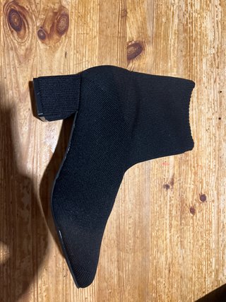 Bota de tacón negro de tela elástica