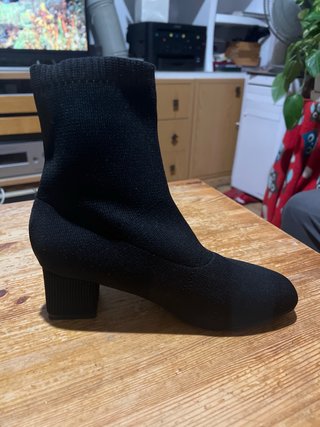 Bota de tacón negro de tela elástica