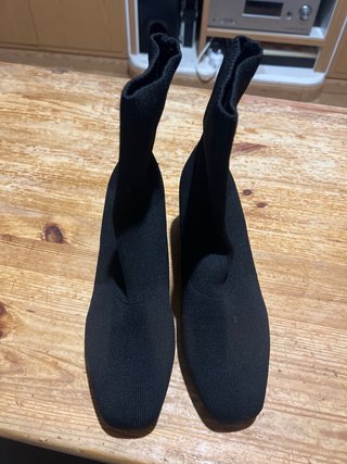 Bota de tacón negro de tela elástica