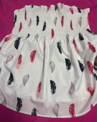 Blusa palabra de honor con estampado de plumas.