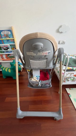 Trona de bebé color beige y gris kinderkraft