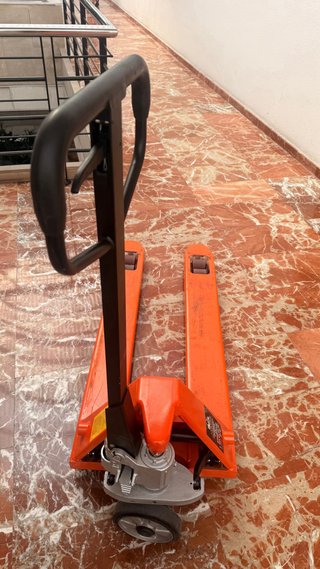 Traspaleta manual 2500 kg a 300 € nuevo 2 dias