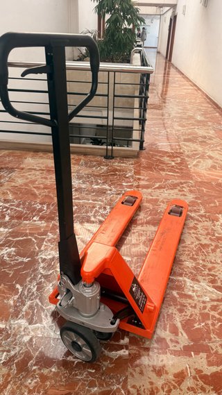 Traspaleta manual 2500 kg a 300 € nuevo 2 dias
