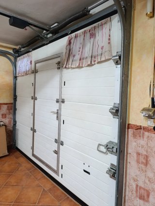 Puerta seccional garaje automática y puerta peaton