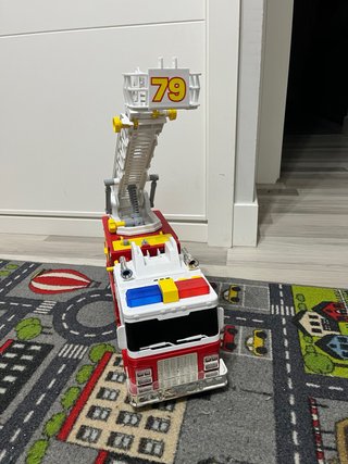 Camión de bomberos de juguete con escalera