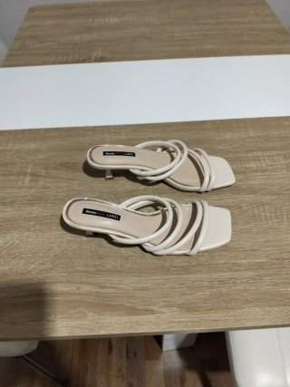 Sandalias Bata Tacon Bajo Blancas