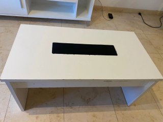 Mesa de centro blanca con hueco negro