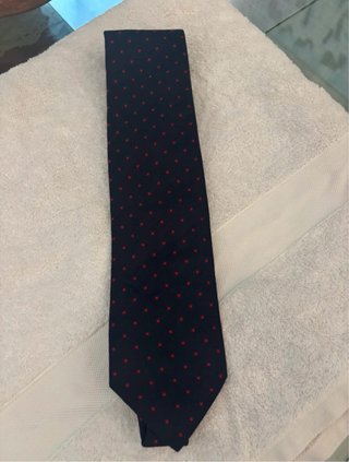 Corbata juvenil y elegante azul con puntos rojos