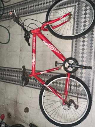 Bicicleta de montaña roja para adulto