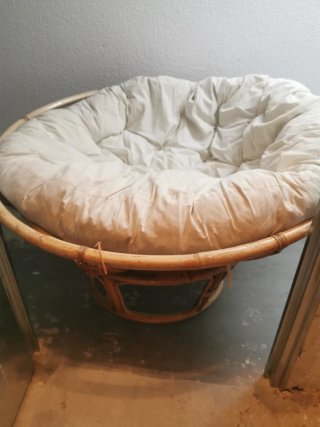 Sillón de ratán y madera para terraza