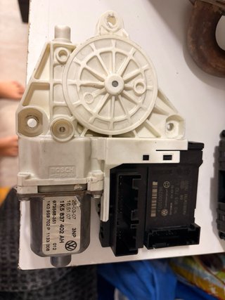 Motor elevalunas delantero derecho 1K5 837 402 AH