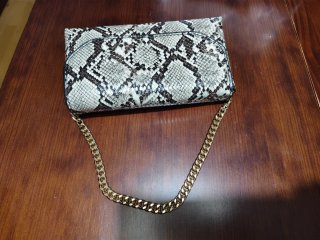 Bolso de serpiente con cadena dorada