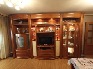 Mueble salón madera maciza y cristal color nogal