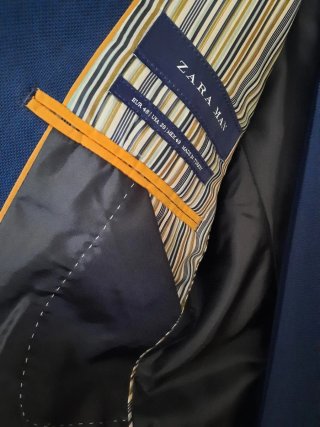 Traje juvenil azul con camisa