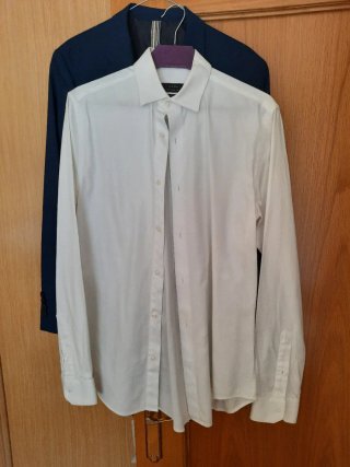 Traje juvenil azul con camisa