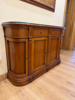 Aparador de madera con tapa de cristal